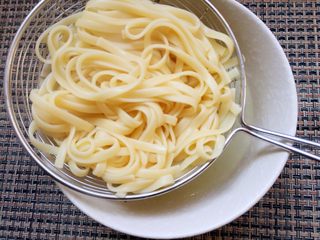 6、快手香肠炒意面,煮好的意面沥出备用。