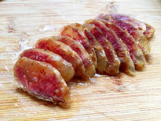 7、快手香肠炒意面,香肠切片。(不着急等香肠凉了再切,我是烫的时候切的,有点厚嘿嘿)