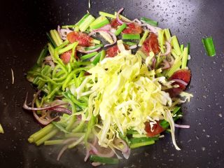 11、快手香肠炒意面,放入白菜翻炒片刻。