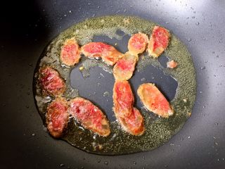 9、快手香肠炒意面,放入香肠翻炒片刻。