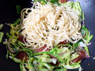 12、快手香肠炒意面,放入意面翻炒片刻。