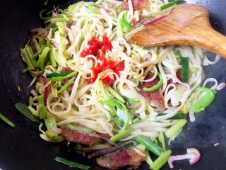 13、快手香肠炒意面,再加入适量辣番茄酱翻炒片刻即可。