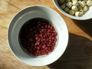 1、红豆莲子百合汤,红豆洗净。