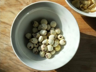 2、红豆莲子百合汤,去芯莲子洗净。