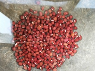 4、红豆莲子百合汤,锅中放冷水，水量根据家庭成员来，倒入红豆。