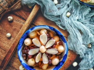 8、红豆莲子百合汤,可以放冰箱冷藏一下再喝。