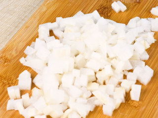 1、萝卜蜂蜜水,白萝卜切丁。