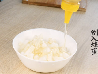 2、萝卜蜂蜜水,倒入蜂蜜。