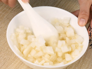 3、萝卜蜂蜜水,搅拌均匀。