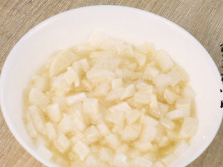 4、萝卜蜂蜜水,静置6小时。