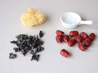 1、美容养颜瘦身汤羹,准备食材；