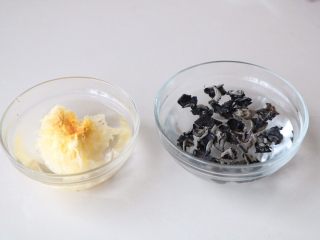 2、美容养颜瘦身汤羹,温开水泡发黑木耳、银耳；