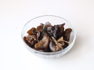 3、美容养颜瘦身汤羹,黑木耳洗净捞出；