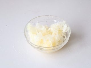 4、美容养颜瘦身汤羹,银耳洗净捞出；