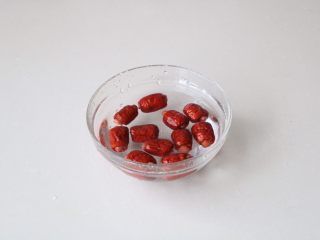 5、美容养颜瘦身汤羹,红枣泡发洗净；