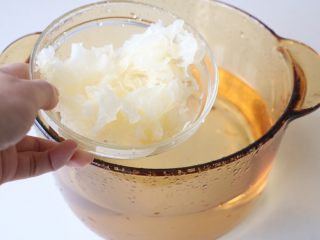 6、美容养颜瘦身汤羹,锅内加入足够多的清水，加入银耳；