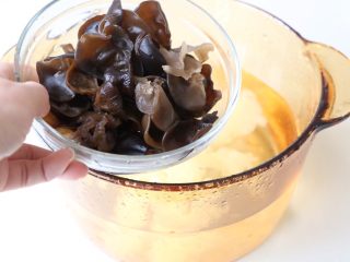 7、美容养颜瘦身汤羹,加入黑木耳；