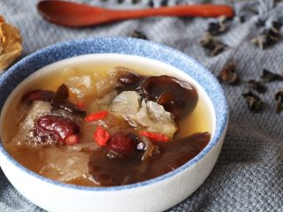 12、美容养颜瘦身汤羹,最后放些枸杞，美味又营养；