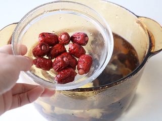 8、美容养颜瘦身汤羹,加入红枣；