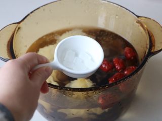 9、美容养颜瘦身汤羹,加入冰糖；