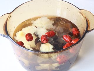 10、美容养颜瘦身汤羹,所有食材放入锅里，大火烧开转小火；