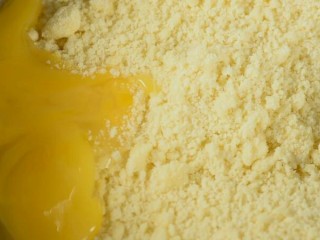 3、香甜南瓜派,鸡蛋30克，搅拌成面团状。