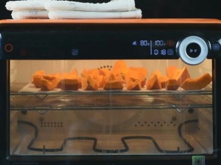 5、香甜南瓜派,南瓜200克去皮切角，蒸煮模式100度蒸至软烂