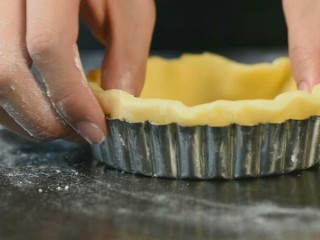 9、香甜南瓜派,由内向外按压排气，刮去边缘多余面团。