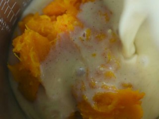 13、香甜南瓜派,取出冷却后的南瓜肉，与牛奶奶酪液混合搅拌。