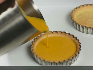 15、香甜南瓜派,陷料倒入8成满