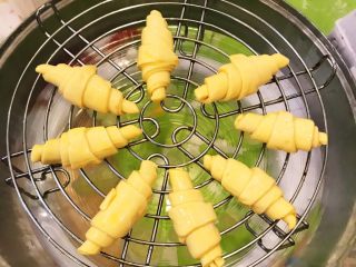 3、CoCo可颂面包,再将蛋液均匀地涂刷于可颂面包胚，并依次放置于光波炉的烘焙架上。