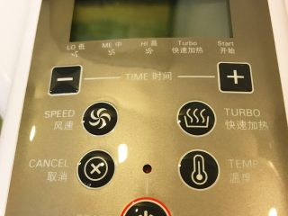 4、CoCo可颂面包,采用两段式烘焙方法。即分两次分别设置烘焙的温度、保持时间和风速等级。