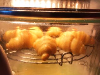 5、CoCo可颂面包,正面烘焙，光波炉烘焙温度和保持时间分别设置为180度8分钟。风速等级设置为强风。