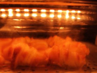 6、CoCo可颂面包,翻面烘焙，光波炉烘焙温度和保持时间分别设置为180度6分钟。风速等级设置为强风。