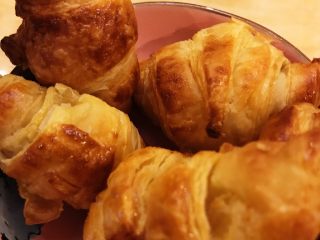 7、CoCo可颂面包,新鲜出炉的滋滋烤味，有滋滋响的声音，会很好的调动食欲。迷你可颂面包经过烘焙膨胀起酥后，口感也更香浓纯正。