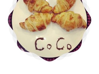 9、CoCo可颂面包,按照“CoCo”字母图案在餐盘空白处，用巧克力酱完成CoCo可颂面包的创意美食制作。