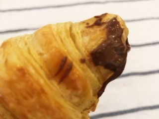 10、CoCo可颂面包,脆脆的起酥外层和蓬松柔软的内层，伴有甜甜的奶油香气，口味绵长。巧克力酱的丝滑味道，更增进了美食的香浓口感。