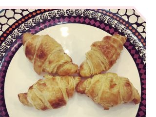 12、CoCo可颂面包,同款迷你可颂的成品面包在各大面包店均未见销售，半成品迷你可颂面包胚非常适合在家庭中烘焙。它的食材性价比适宜，烘焙步骤也精简有效，深受上班族和有宝宝需要照顾的家庭所喜爱。