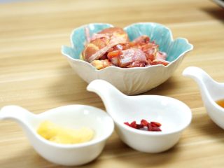 1、蒸鸡不增脂，减肥好膳食—清香荷叶蒸鸡,材料合集，鸡肉，生姜，料酒，枸杞