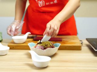 5、蒸鸡不增脂，减肥好膳食—清香荷叶蒸鸡,加入酱油调味