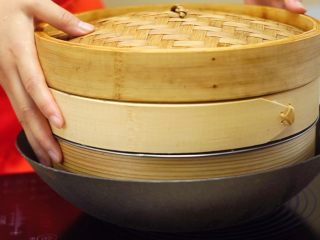 11、蒸鸡不增脂，减肥好膳食—清香荷叶蒸鸡,盖上盖子大火蒸20分钟