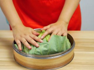 9、蒸鸡不增脂，减肥好膳食—清香荷叶蒸鸡,将鸡腿包入荷叶中，面朝下放入蒸笼