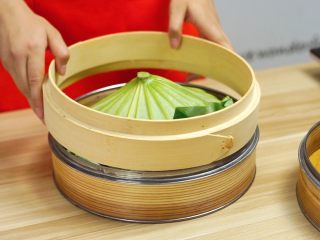 10、蒸鸡不增脂，减肥好膳食—清香荷叶蒸鸡,因为荷叶太大，我们把蒸笼加高一层了~