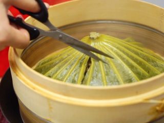 12、蒸鸡不增脂，减肥好膳食—清香荷叶蒸鸡,用剪刀把荷叶剪出一个口子，如果是小蒸笼，可以直接连蒸笼上桌食用哟~这里用的大蒸笼，所以剪开装盘~