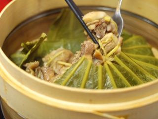13、蒸鸡不增脂，减肥好膳食—清香荷叶蒸鸡,将蒸好的鸡肉取出装盘