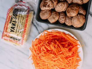 1、焦糖酱油面,红薯切丝 蘑菇切片 在一个碗中,混合酱油 ,绍兴酒,麻油,红糖和水。