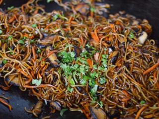 8、焦糖酱油面,混合所有的东西搅拌翻炒。