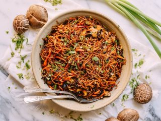 9、焦糖酱油面,撒上香菜和葱。