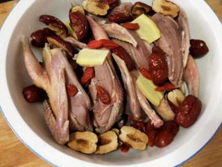 10、红枣枸杞乳鸽汤,再放入红枣