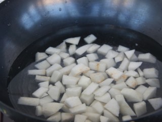 6、冰糖雪梨,把梨切成块，放进去煮